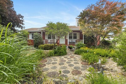 Charming 3-bedroom cottage with AC, WiFi and more in Rehoboth Beach