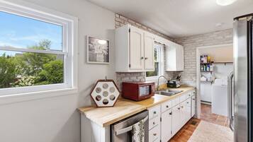 Mikrobølgeovn, ovn, kokeplater og oppvaskmaskin