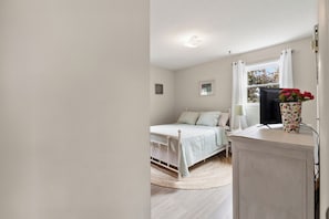 3 bedrooms, iron/ironing board, WiFi, bed sheets - Charming 3-bedroom cottage with AC, WiFi and more in Rehoboth Beach (Rehoboth Beach)