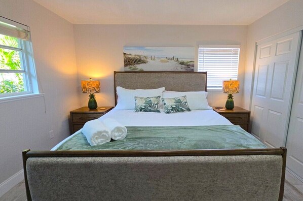 3 habitaciones, escritorio y tabla de planchar con plancha 