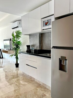 Kühlschrank, Mikrowelle, Wasserkocher mit Kaffee-/Teezubehör, Toaster