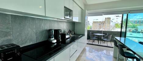 Kühlschrank, Mikrowelle, Herdplatte, Wasserkocher mit Kaffee-/Teezubehör