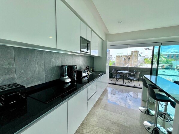 Kühlschrank, Mikrowelle, Herdplatte, Wasserkocher mit Kaffee-/Teezubehör