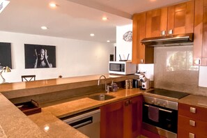 Réfrigérateur, micro-ondes, plaque de cuisson, cafetière/bouilloire