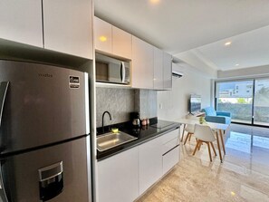 Kühlschrank, Mikrowelle, Wasserkocher mit Kaffee-/Teezubehör, Toaster