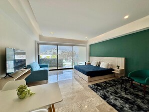 Een bureau, een strijkplank/strijkijzer, wifi, beddengoed