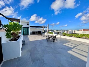 Outdoor dining - Spacious Apartment meters from the sea (Playa del Carmen)
