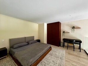 1 室のベッドルーム、デスク、アイロン / アイロン台、WiFi