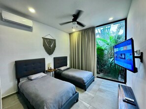 1 bedroom, desk, WiFi