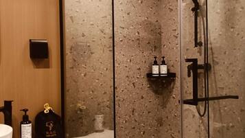 Regadera, regadera tipo lluvia, pantuflas, toallas