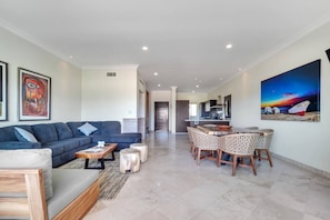 Smart TV - Medano Beach, 2 Pools, Downtown, Marina, Spacious (Cabo San Lucas)