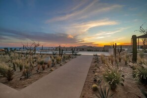 Property grounds - Arch views, 2 pools, 2 Jacuzzis, Gym, 3 King Beds (Cabo San Lucas)