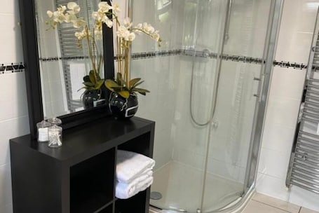 Shower, hair dryer, towels, soap. Hansom House beautiful furnished deluxe king size accommodation