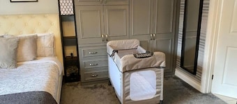 Hansom House beautiful furnished deluxe king size accommodation