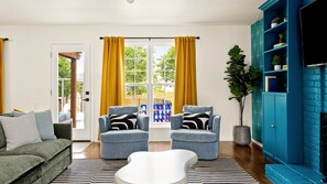 Smart-TV, Kamin, Videospiele, Tischfußball