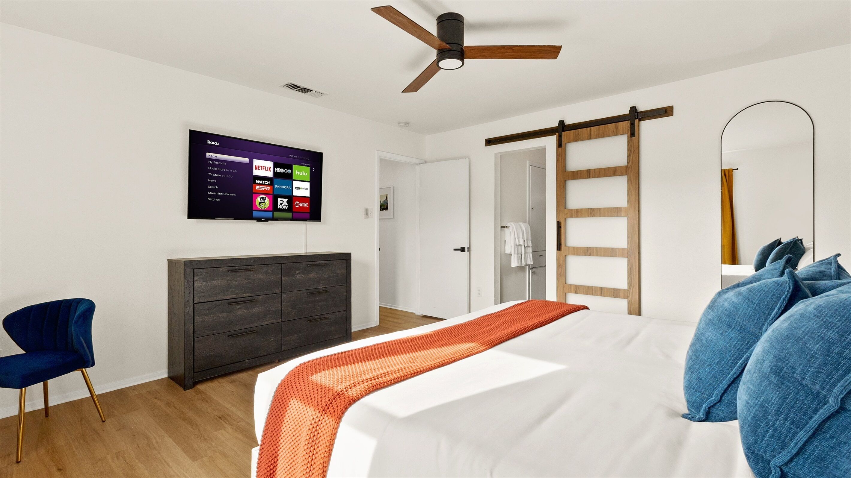 6 habitaciones, escritorio y tabla de planchar con plancha 