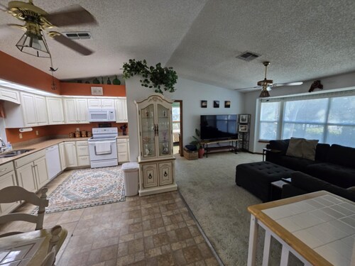  Grab your family, pups and your BOAT, this Weeki Wachee home sleeps 6!!