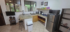 Refrigerador, microondas, parrilla de estufa y cafetera y tetera