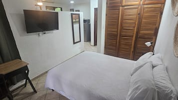 1 habitación, escritorio, wifi gratis y ropa de cama