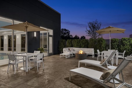 Terrace/patio. Hampton Inn & Suites By Hilton Long Island Farmingdale