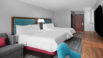 客房内保险箱、办公桌、笔记本电脑工作区、遮光窗帘