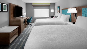 客房内保险箱、办公桌、笔记本电脑工作区、遮光窗帘