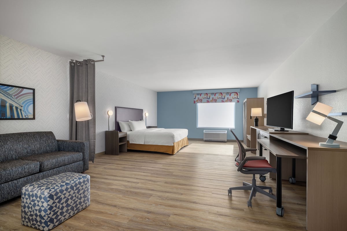 Una scrivania, postazione laptop, tende oscuranti, Wi-Fi gratuito