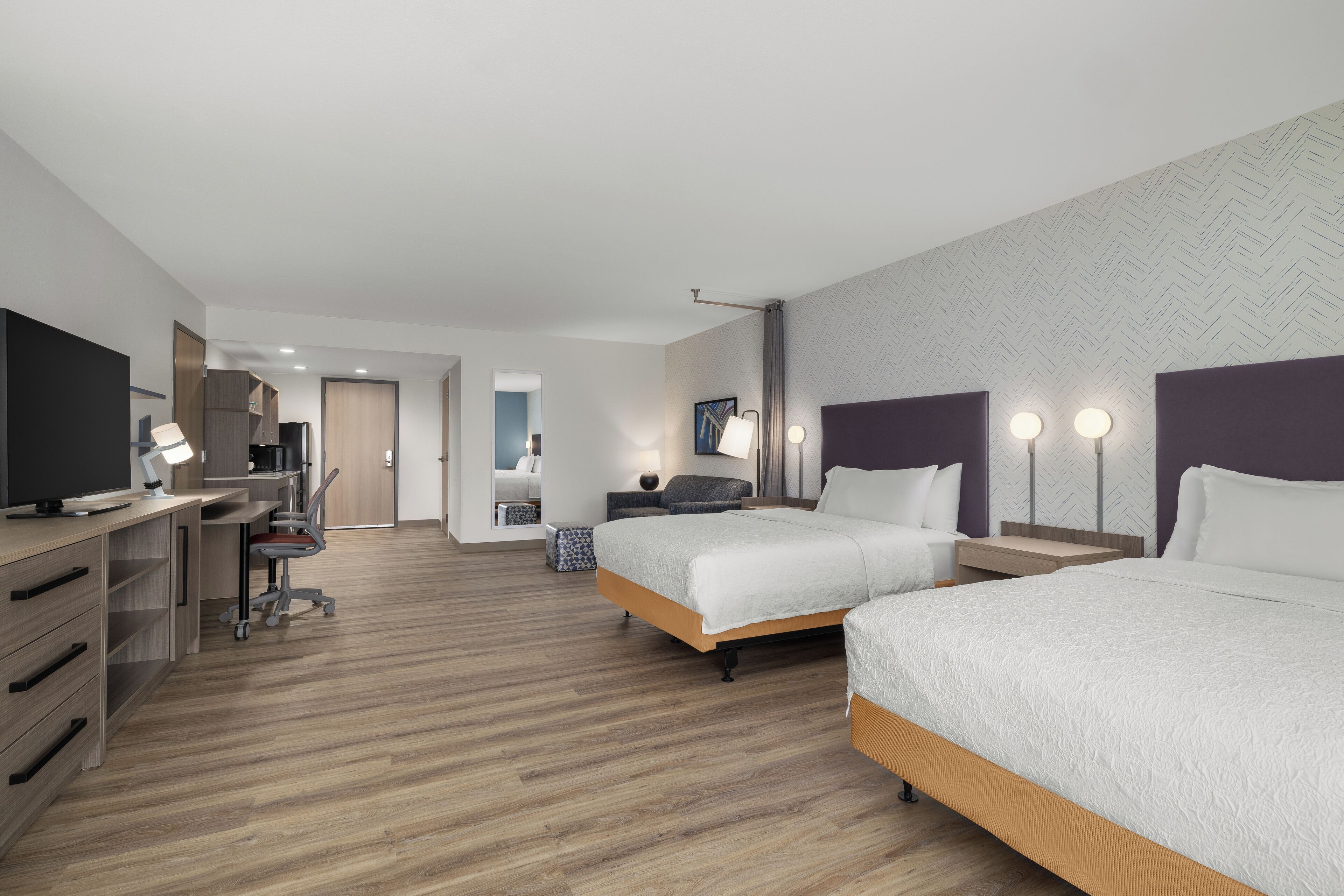 مكتب ومساحة عمل للكمبيوتر المحمول وستائر تعتيم وواي فاي مجانًا