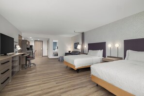 Meja, ruang kerja komputer riba, langsir/tirai gelap terus 