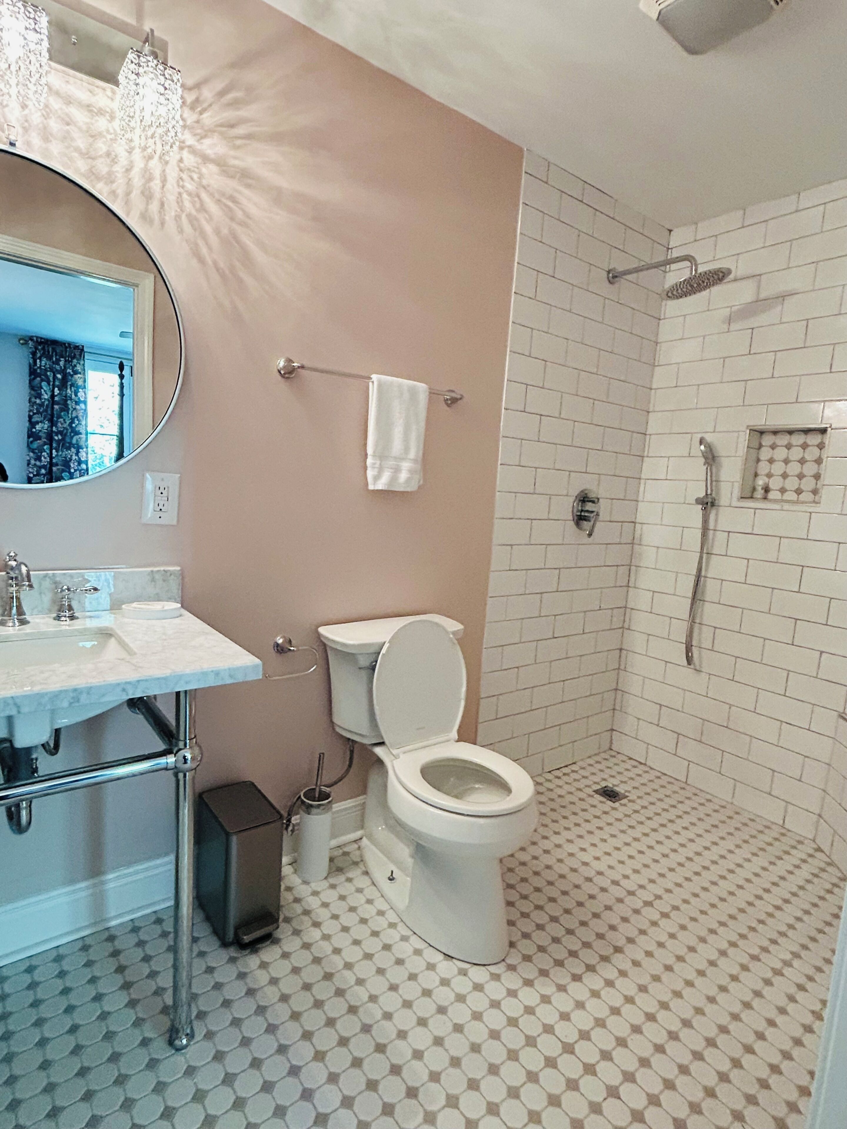 Douche, sèche-cheveux, serviettes fournies, savon