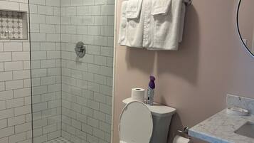 Douche, sèche-cheveux, serviettes fournies, savon