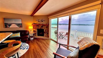 Smart TV, lareira, livros, aparelho de som