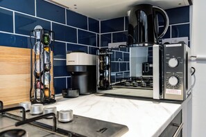 Private kitchen - New 4BR Home| Sleeps 8| Near LFC | Free Parking (Liverpool)