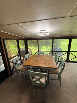 Dining - Woodson Bend 3 BR Condo 82-4, with AC, WiFi, Pool, Golf Course, Restaurant (Bronston)