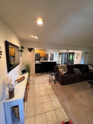 Smart TV - Woodson Bend 3 BR Condo 82-4, with AC, WiFi, Pool, Golf Course, Restaurant (Bronston)