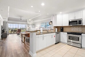 Geladeira, micro-ondas, fogão, cooktop