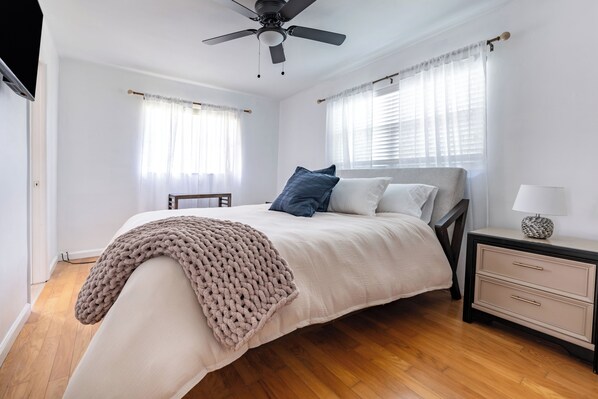 2 bedrooms, travel cot, WiFi, bed sheets