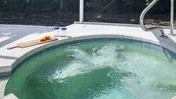 Banyera d'hidromassatge a l'aire lliure