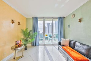 Een smart-tv en een kantoor