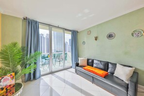 Smart-tv, ett bordtennisbord, böcker och datorskärmar