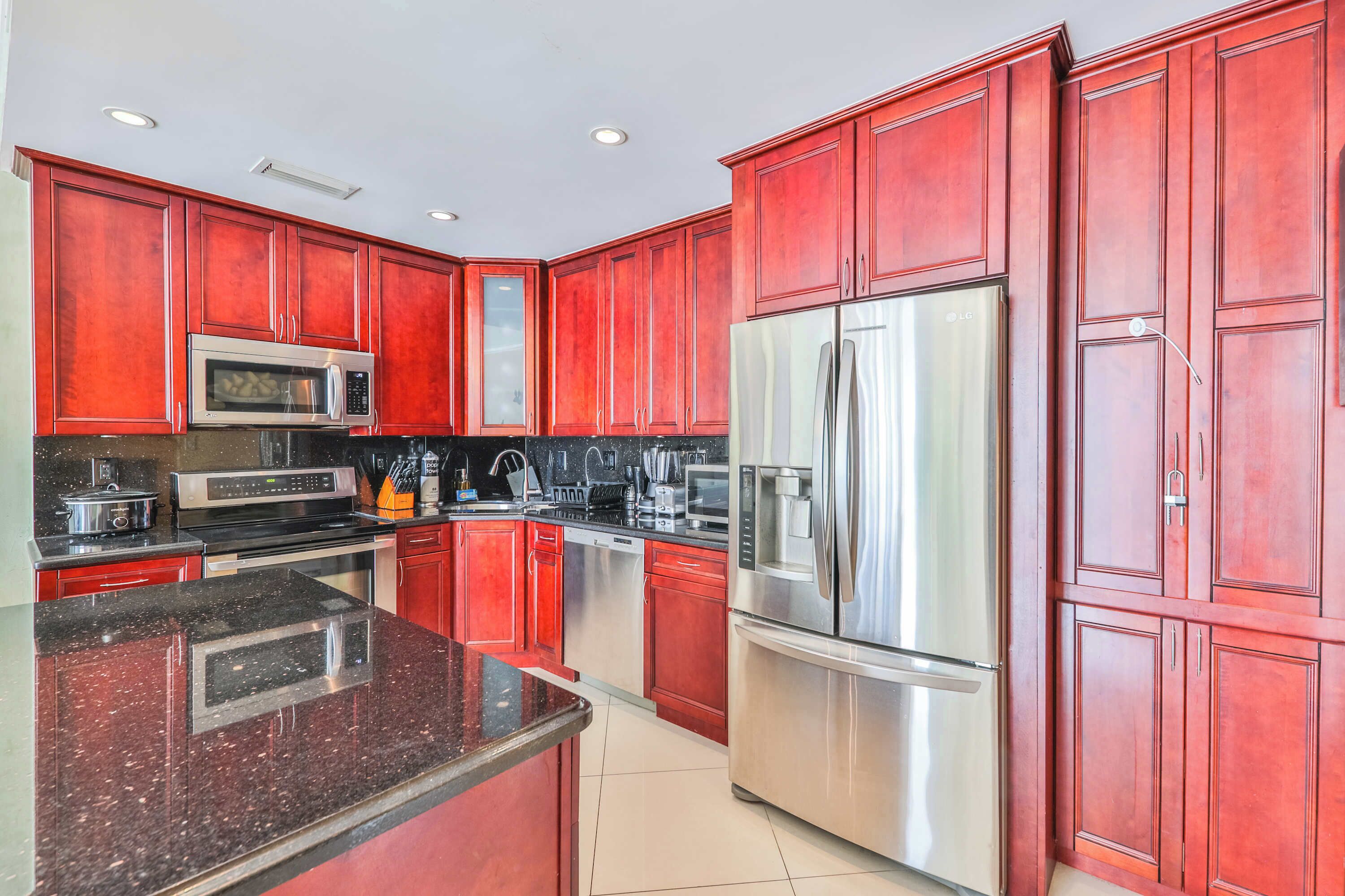 Een koelkast, een magnetron, een oven, een kookplaat