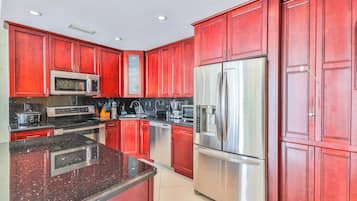 Een koelkast, een magnetron, een oven, een kookplaat