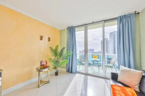 تلفزيون ذكي، تنس طاولة، كُتُب، شاشة كمبيوتر