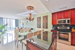 Een koelkast, een magnetron, een oven, een kookplaat