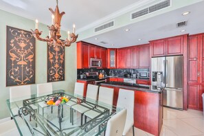 Kylskåp, mikrovågsugn, ugn och spishäll