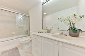 Haartrockner, Handtücher, Seife, Shampoo