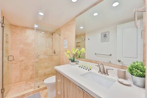 Séchoir à cheveux, serviettes fournies, savon, shampooing