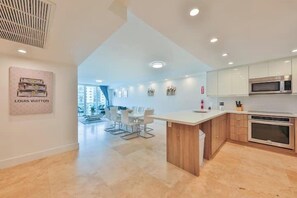 Réfrigérateur, micro-ondes, four, plaque de cuisson