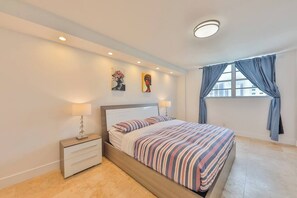 2 chambres, bureau, fer et planche à repasser, lit de bébé portatif