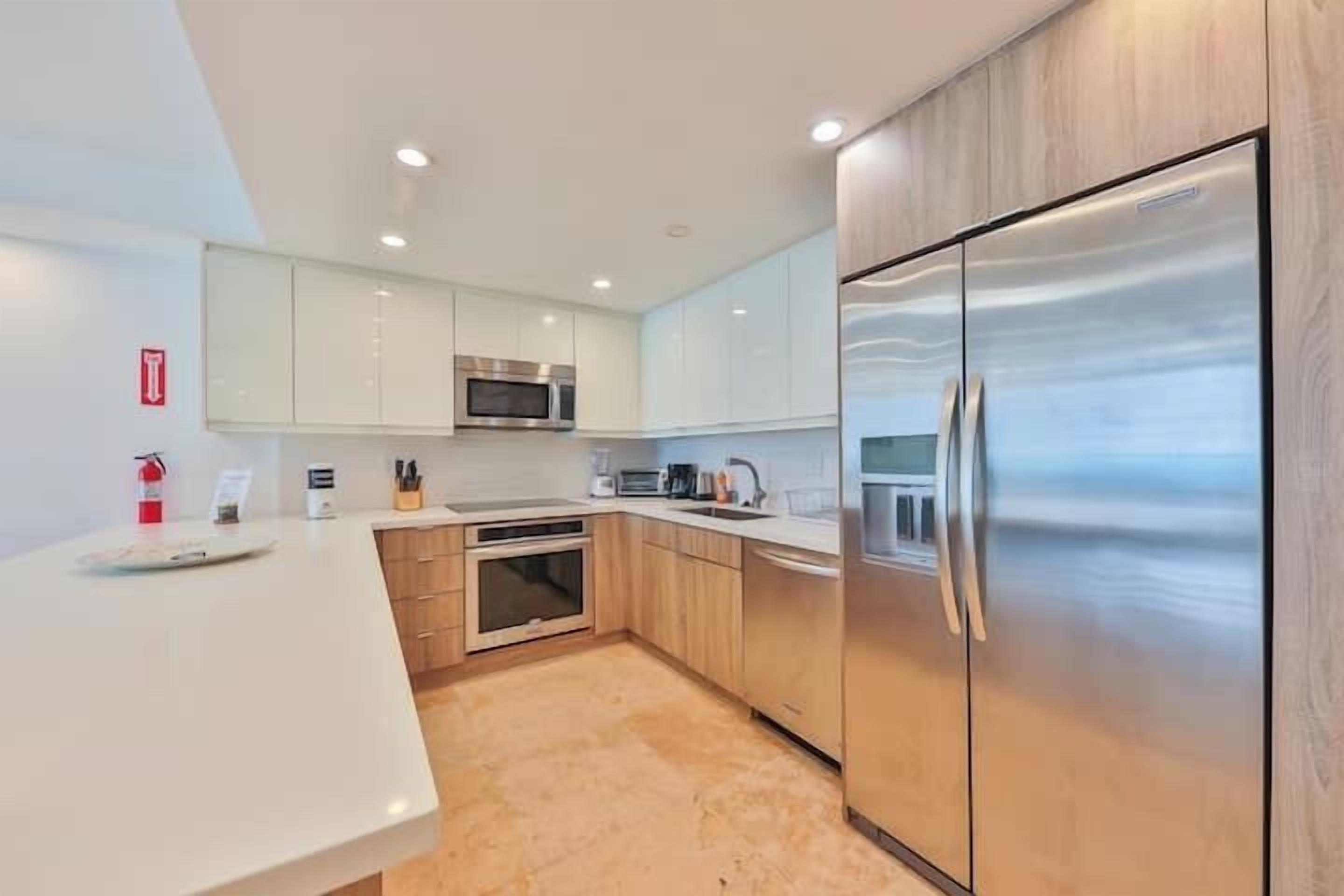 Kjøleskap, mikrobølgeovn, ovn og kokeplater